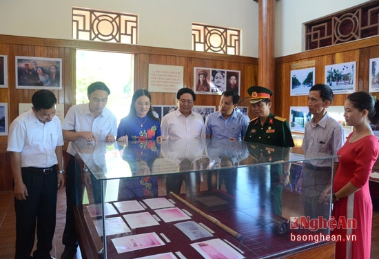 Các đại biểu nghe giới thiệu về cuộc đời hoạt động cách mạng của đồng chí Nguyễn Thị Minh Khai.