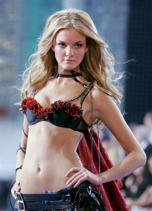 Caroline Trentini là người mẫu thời trang của Brazil, nổi tiếng với gương mặt như búp bê. Cô từng trình diễn cho Marc Jacobs, DKNY, Oscar de la Renta, Dolce & Gabbana, Dsquared2 và Mulberry...