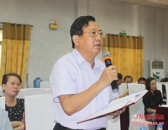 Đồng chí Trần Duy Ngoãn - Chủ tịch Hội Nhà báo tỉnh nêu tình trạng một số báo điện tử đưa tin còn vụn vặt.