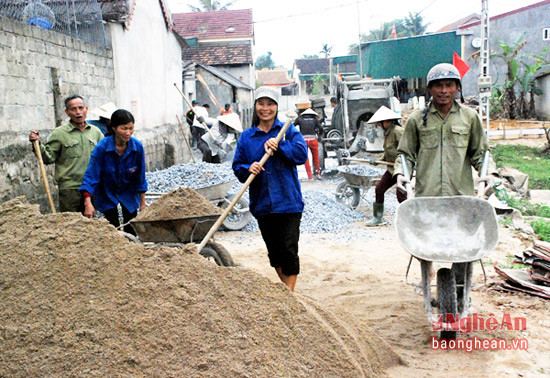 Người dân thôn Tân Hà, xã Võ Liêt nâng cấp một tuyến đường để đạt chuẩn NTM.