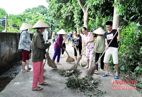 -Chi hội Phụ nữ xóm Liên Châu tổ chức tổng vệ sinh đường làng vào các ngày 5, 20 hàng tháng