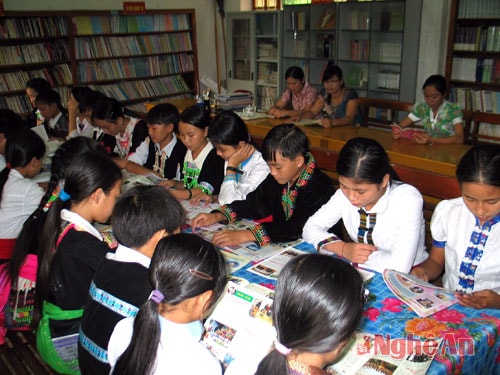 Giờ đọc báo của học sinh trường DTNT Kỳ Sơn, ảnh Phan Toàn