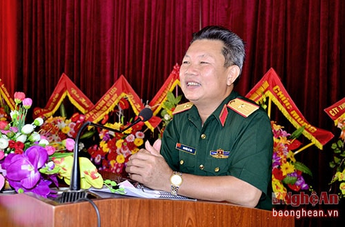 Thiếu tướng Nguyễn Sỹ Hội báo cáo kết quả kỳ họp thứ nhất, Quốc hội khóa XIV với cử tri thị xã Hoàng Mai.