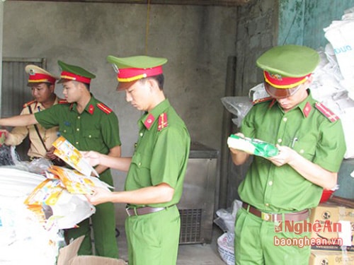 Công an huyện Nghĩa Đàn lập biên bản thu giữ nguyên vật liệu liên quan sản xuất kem Tràng Tiền giả