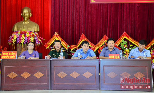 Các đại biểu Quốc hội khóa XIV tiếp xúc cử tri thị xã Hoàng Mai.