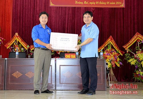 Bí thư Tỉnh ủy Nguyễn Đắc Vinh tặng quà cho thanh thiếu nhi thị xã Hoàng Mai.