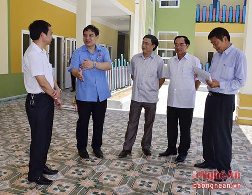 Bí thư Tỉnh ủy Nguyễn Đắc Vinh thăm trường mầm non Long Thành.