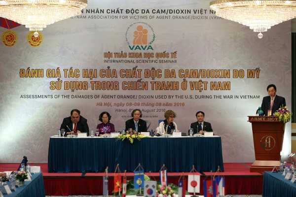 Hội thảo có sự tham gia của cựu Thủ tướng Nhật Bản Yukio Hatoyama và hàng chục nhà khoa học quốc tế và Việt Nam nghiên cứu về chất độc da cam/dioxin. Ảnh: VGP/Đình Nam