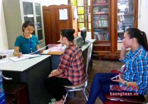 Cán bộ tư pháp thị trấn Kim Sơn huyện Quế Phong hướng dẫn cho người dân về 