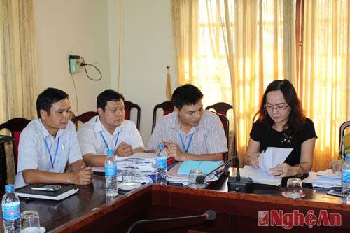 Đoàn kiểm tra liên ngành kiểm tra việc thực hiện thủ tục hành chính tại UBND huyện Quế Phong.