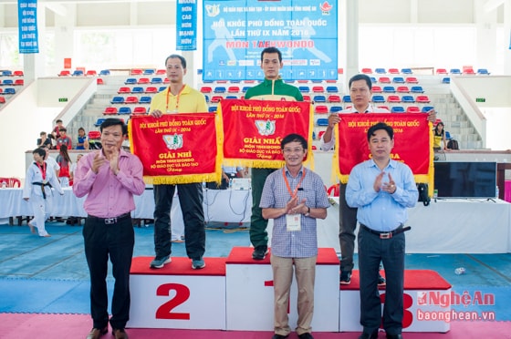 Ban tổ chức trao huy chương cho các vận động viên đạt thành tích.