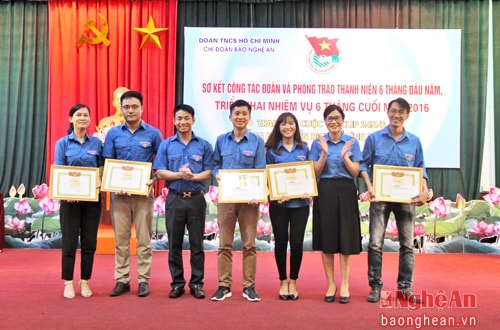 Khen thưởng các đoàn viên có thành tích xuất sắc trong phong trào thanh, thiếu niên 6 tháng đầu năm 2016.
