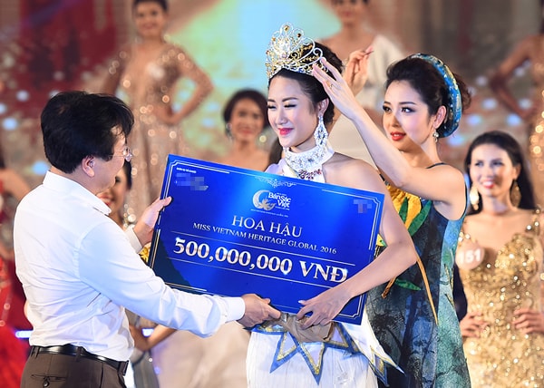 Và hành động trợ giúp tân hoa hậu của Jennifer Phạm