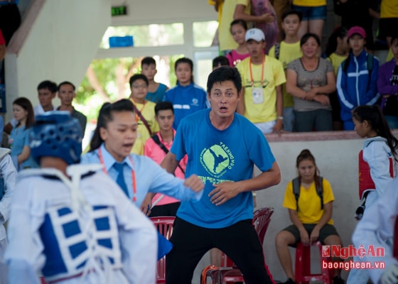 Các huấn luyện viên nhìn học trò thi đấu trong sân mà như thể chính mình đang tham gia