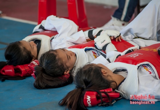 Xong mỗi trận đấu, nhiều vận động viên nằm nghỉ bên ngoài sân đấu ngon lành.