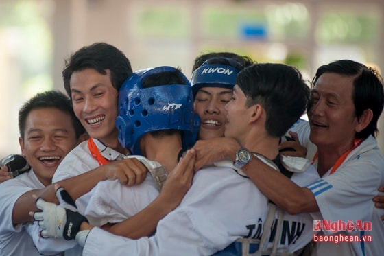 Niềm vui của BHL và vận động viên Tây Ninh khi đoạt được huy chương vàng duy nhất về cho đoàn.