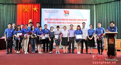 Ban Biên tập chụp ảnh kỷ niệm cùng các tác giả đạt giải.