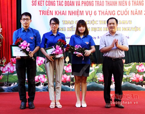 Trao giải Ba cho các tác giả.