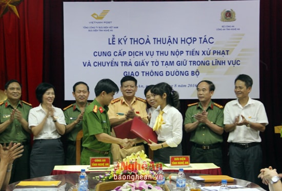 2 cơ quan ký kết văn bản thỏa thuận hợp tác.