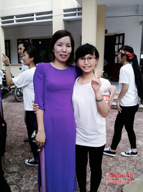 Nguyệt và cô giáo chủ nhiệm  Nguyễn Thị Huyền Nga