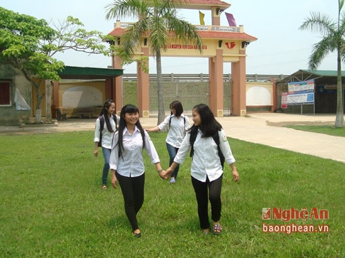 Nguyệt (ngoài cùng bên trái) và bạn bè