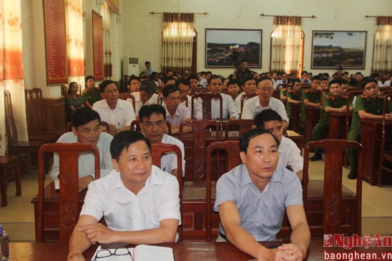 Nhiều lãnh đạo ban ngành huyện Anh Sơn tham gia tại buổi tiếp xúc. Ảnh: Tiến Hùng.