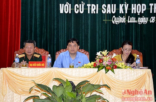 Các đại biểu Quốc hội khóa XIV tiếp xúc cử tri Quỳnh Lưu.