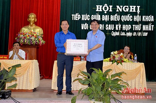 Bí thư Tỉnh ủy Nguyễn Đắc Vinh tặng quà cho thanh thiếu niên huyện Quỳnh Lưu.