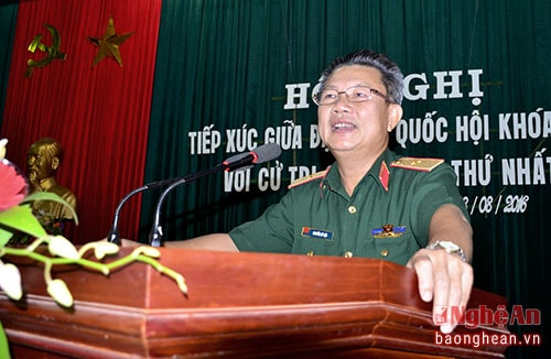 Thiếu tướng Nguyễn Sỹ Hội báo cáo kết quả kỳ họp thứ nhất, Quốc hội khóa XIV với cử tri huyện Quỳnh Lưu.