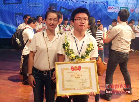 Thí sinh Cao Thanh Hải với giải Ba, cuộc thi tin học trẻ không chuyên toàn quốc