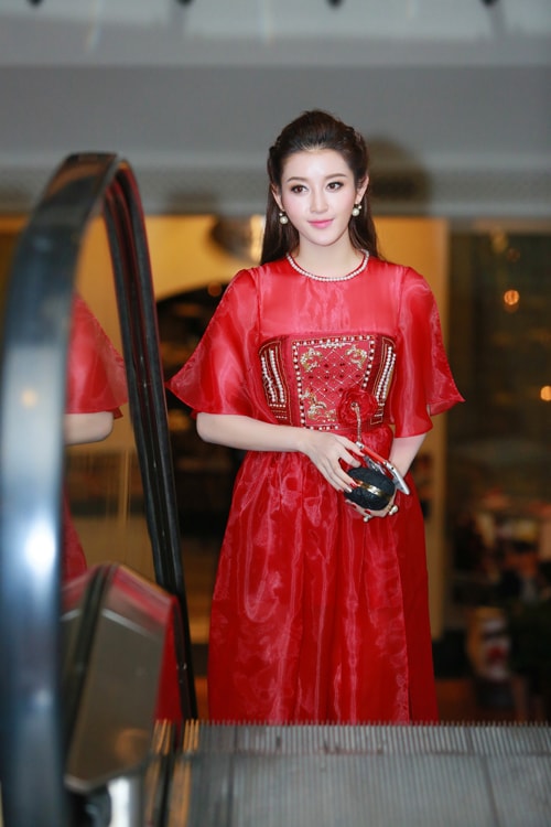 huyen-my-rang-ro-tren-san-dien-sau-on-ao-lam-tre-chuyen-bay-1
