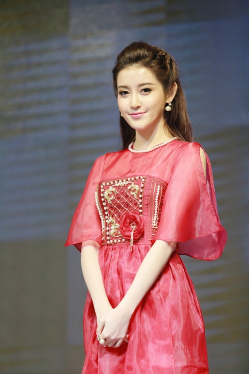 huyen-my-rang-ro-tren-san-dien-sau-on-ao-lam-tre-chuyen-bay-6