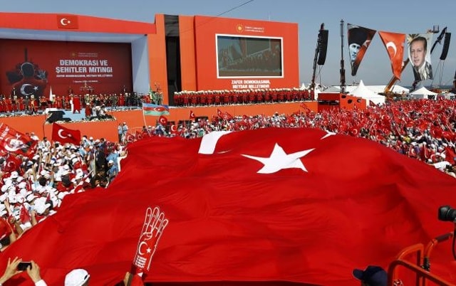 : Quang cảnh cuộc mít-tinh ủng hộ tổng thống Erdogan tại Istanbul ngày 7/8. Ảnh: Reuters.