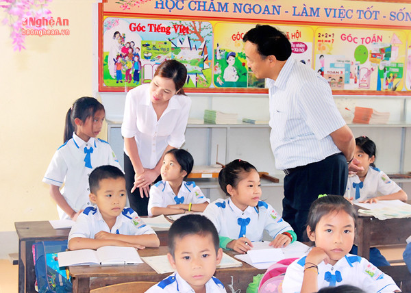 Đại diện Bộ Giáo dục và Đào tạo kiểm tra tại trường Tiểu học Lục Dạ 2, Con Cuông