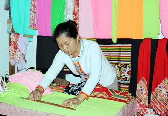 Ngoài các buổi học trên lớp, các học viên tích cực thực hành cắt may tại nhà. Chị em tỏ ra rất hào hứng với