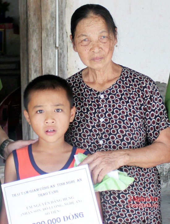 Sau khi biết hoàn cảnh khó khăn của em Nguyễn Đức Hùng, phạm nhân Thu đã nhờ Ban giám hiệu trại giam chuyển đến em số tiền 3 triệu đồng góp từ tiền lưu ký hàng tháng