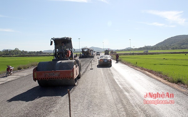 Rải thảm, hoàn thành trên 28,5/29 km tuyến QL1A nối QL48.