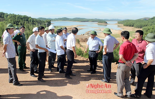 Đoàn công tác kiểm tra địa điểm xây dựng Nhà máy nước Quỳnh Vinh (TX Hoàng Mai).