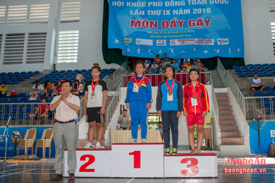 Vận động viên Đỗ Ngọc Sơn ( áo đỏ bên phải) giành huy chương đồng đưa về vị trí thứ 11 cho đoàn Nghệ An