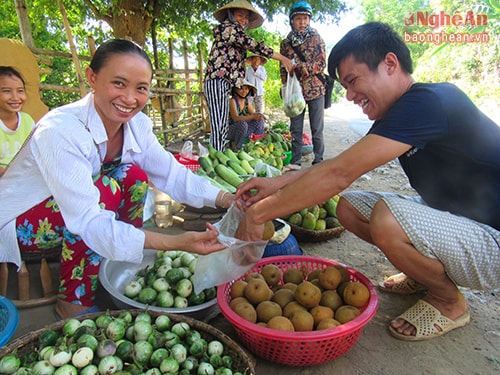 Nhiều khách hàng ghé lại mua các sản vật ở miền tây.