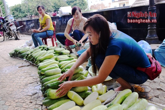 Rưa rẫy hiện nay được đồng bào dân tộc Mông vùng Tri Lễ trồng trong vườn nhà nên có thu hoạch trong dịp này. 1 kg dưa rẫy bà con bán 18 nghìn đồng.