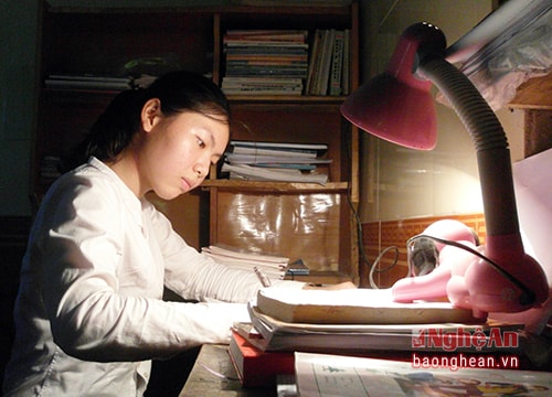 Đinh Thị Nhung nỗ lực học tập để hiện thực hóa ước mơ của mình. 