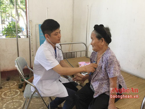 Các bác sỹ khám bệnh cho người dân xã Lĩnh Sơn.