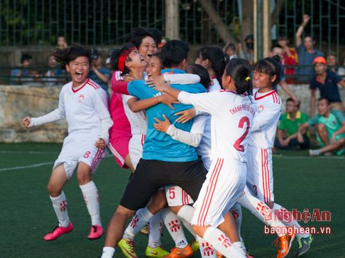 Niềm vui của các cầu thủ và BHL đội TP Hồ Chí Minh. 