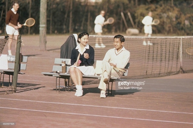 Năm 1957, bà Michiko đã bất ngờ gặp Thái tử Akihito tại một sân tennis. Cuộc gặp gỡ khiến Thái tử Akihito đem lòng yêu mến cô gái duyên dáng, xinh đẹp này. (ảnh: Getty).