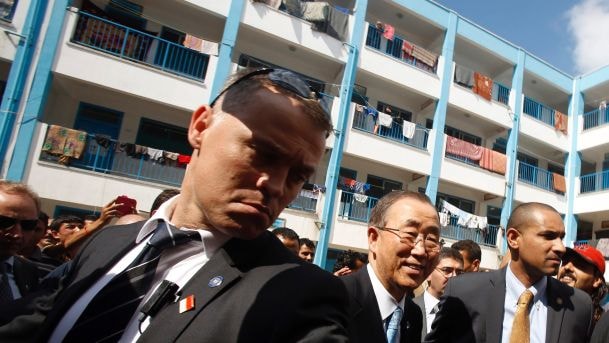TTK Liên Hợp quốc Bankimoon thăm một trường học của LHQ tại dải Gaza.