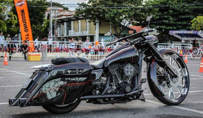 Chiếc xe được chủ nhân độ lại theo phong cách bagger, phong cách ấn tượng nhất của những người chơi xe Harley-Davidson hiện nay.