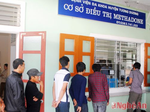 Bệnh nhân uống thuốc tại cơ sở điều trị Methadone Bệnh viên đa khoa huyện Tương Dương
