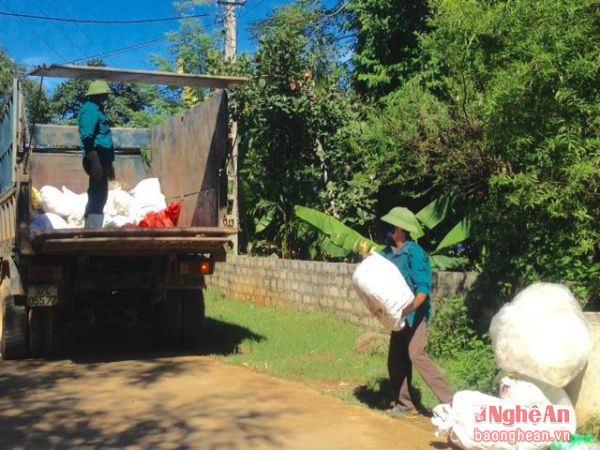 Đội thu gom rác của HTX Nông nghiệp Nghĩa Mỹ tiến hành thu gom rác tại các địa bàn dân cư.