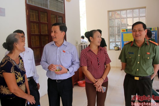 Hai đại biểu gặp gỡ các cử tri bên lề cuộc tiếp xúc.